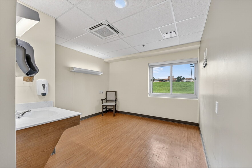 More Photos Of 106 Hospital Dr, Smithville Assisted Living For Sale