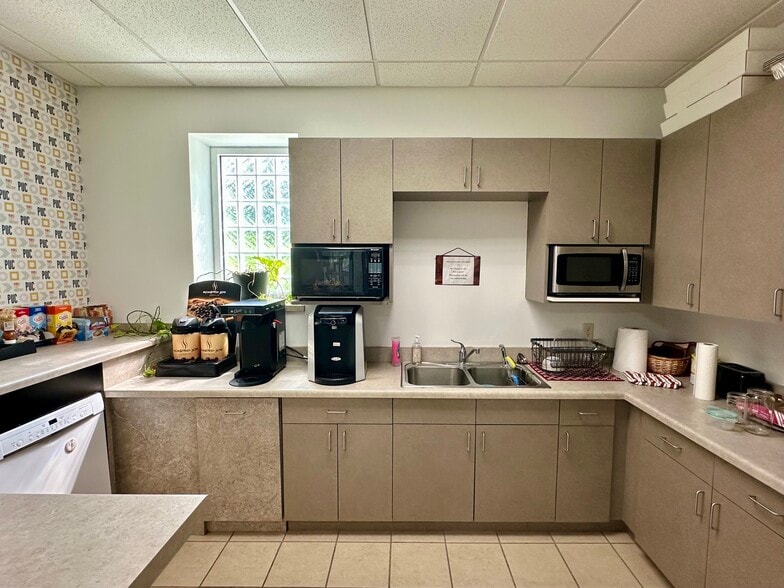 More Photos Of 3650 N Fremont Ave, Minneapolis Office For Sale