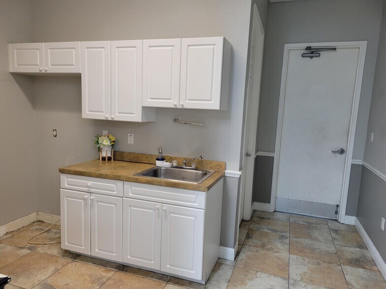 More Photos Of 5485 Lee St, Lehigh Acres Warehouse For Lease