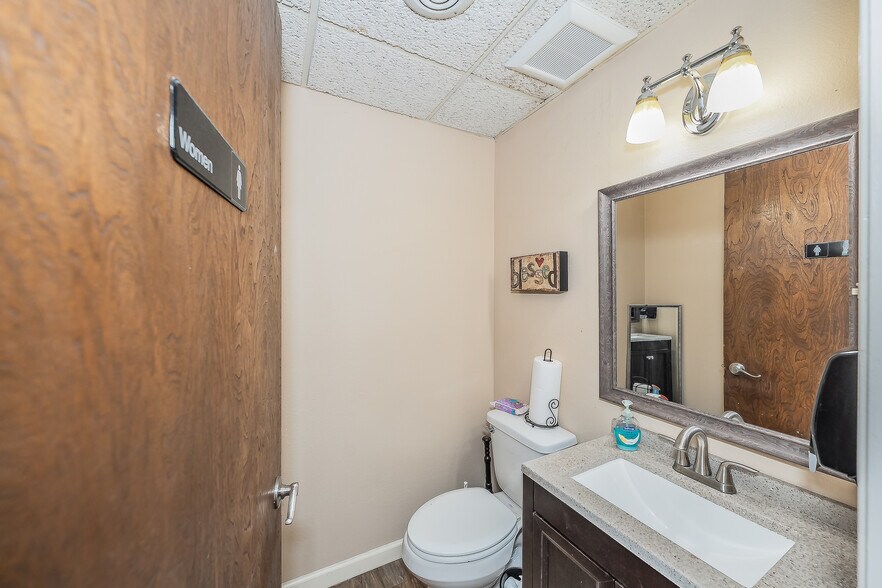 More Photos Of 424 S Bryan Belt Line Rd, Mesquite Showroom For Sale