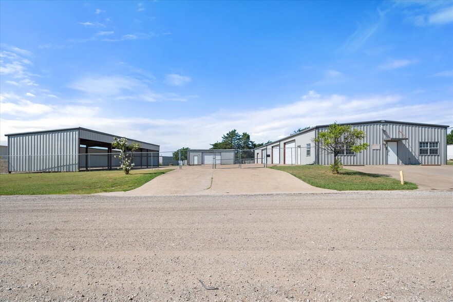 Primary Photo Of 1114 C Regal Row, Corsicana Warehouse For Sale