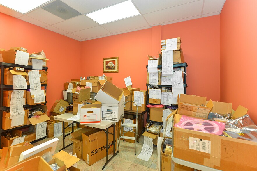 More Photos Of 7751 Kingspointe Pky, Orlando Light Distribution For Lease