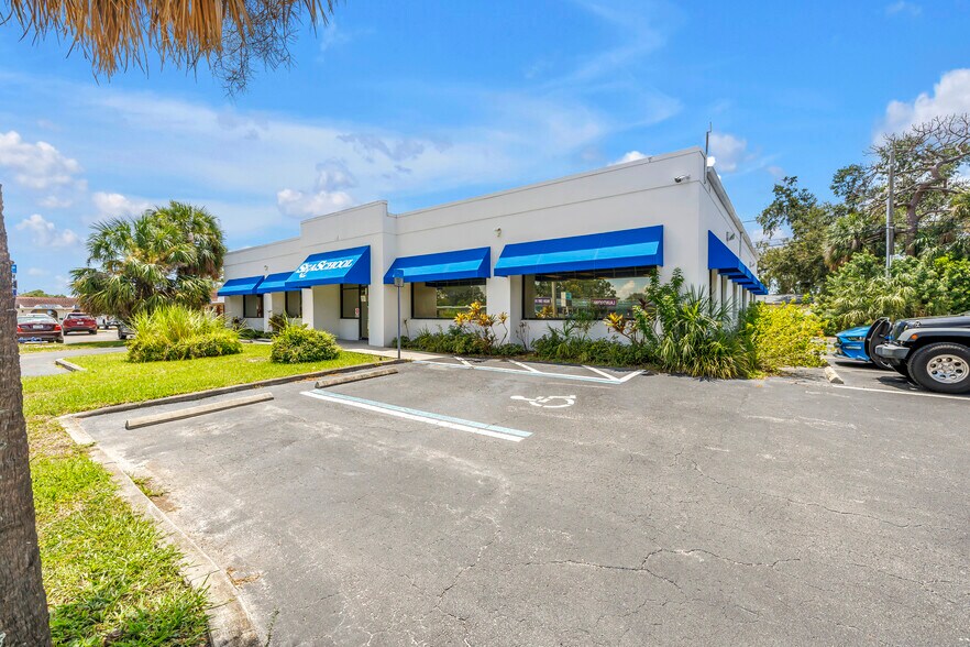 More Photos Of 8440 4th St N, Saint Petersburg Freestanding For Lease