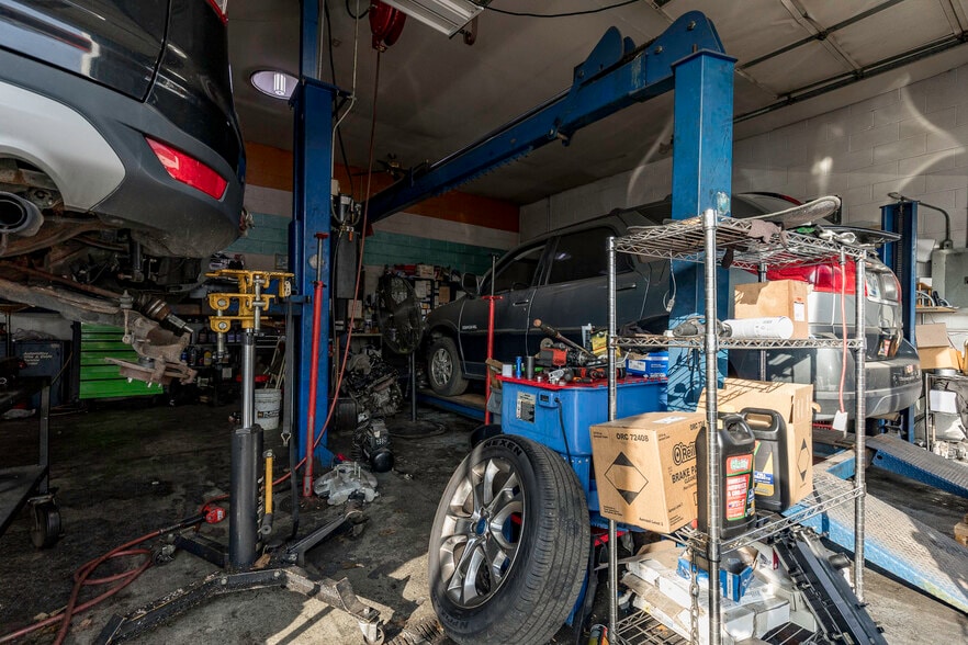 More Photos Of 1545 Berry Blvd, Louisville Auto Dealership For Sale