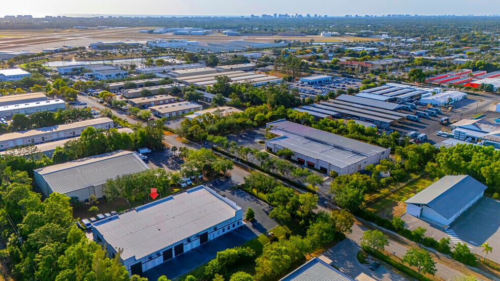 More Photos Of 3550 Westview Dr, Naples Showroom For Sale
