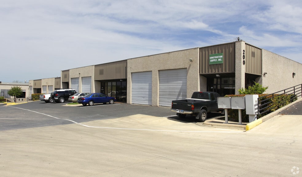 Primary Photo Of 404 W Powell Ln, Austin Warehouse For Lease