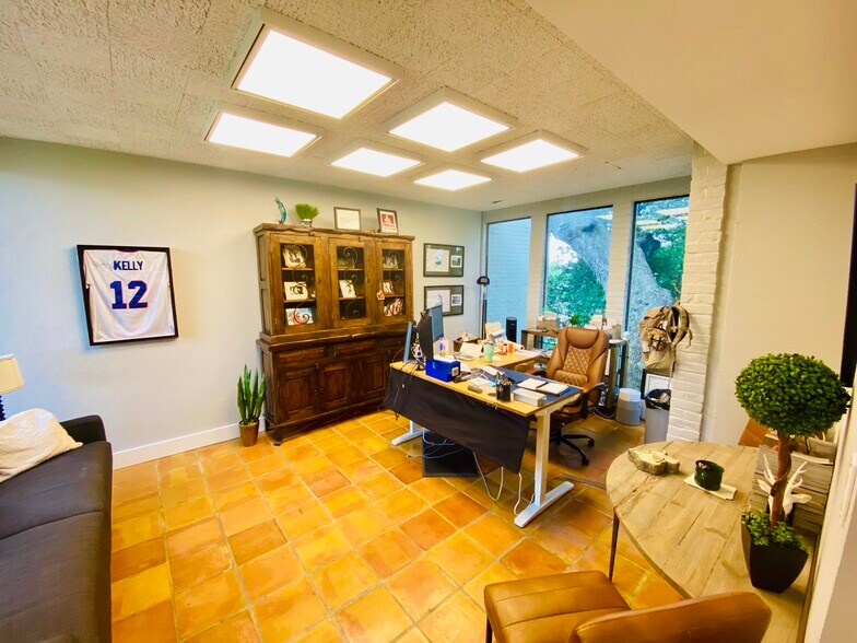 More Photos Of 1176 Business 35, New Braunfels Office For Sale
