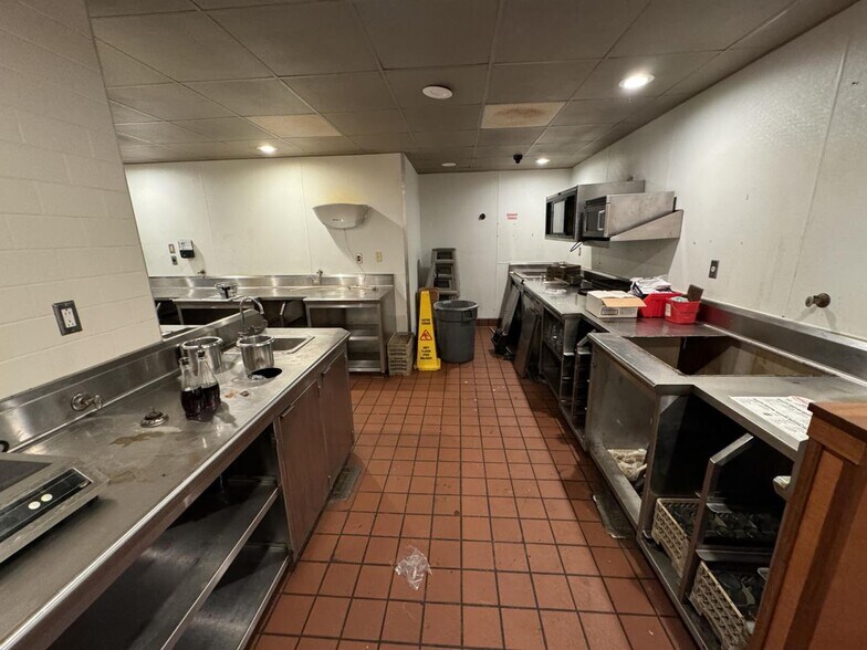 More Photos Of 4111 Timberlake Dr, Pontoon Beach Restaurant For Lease