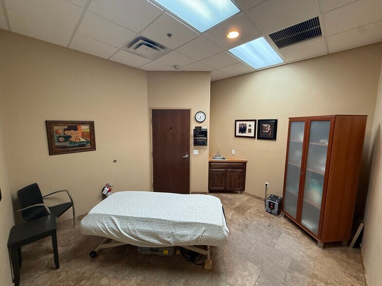 More Photos Of 7336 E Deer Valley Rd, Scottsdale Office For Sale