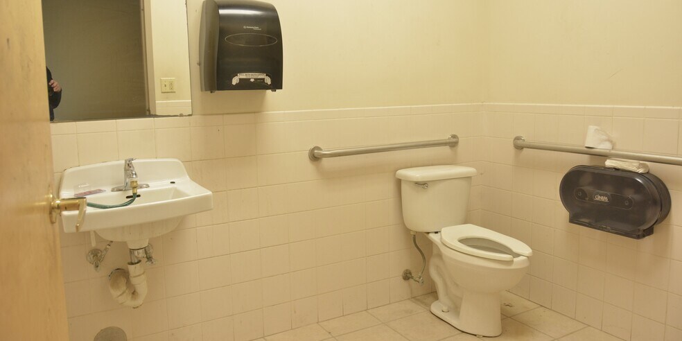 More Photos Of 813 W Old Ridge Rd, Hobart Freestanding For Lease