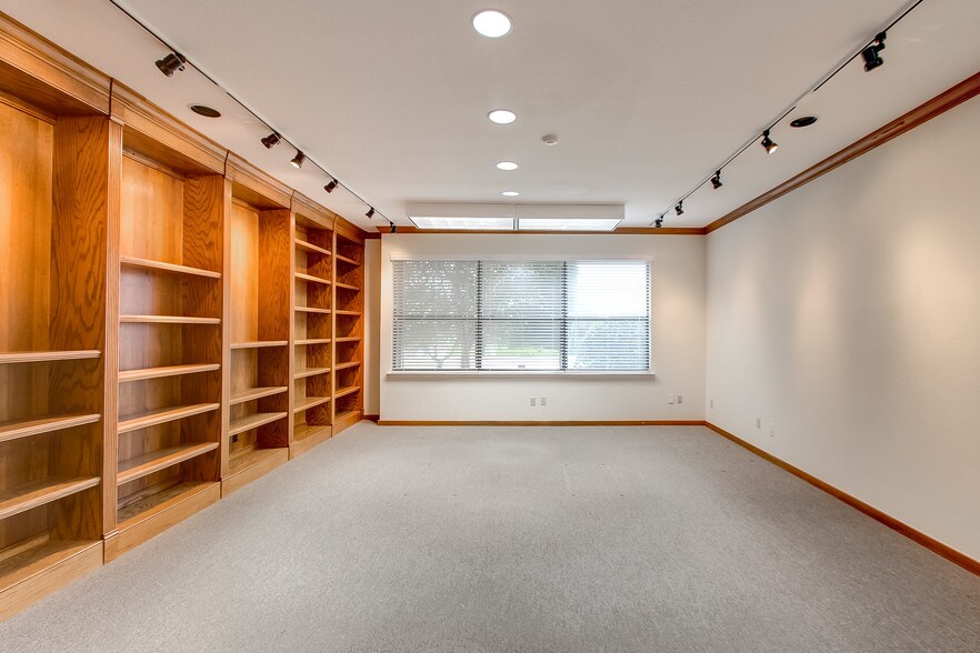 More Photos Of 3200 W 4th St, Fort Worth Loft Creative Space For Sale