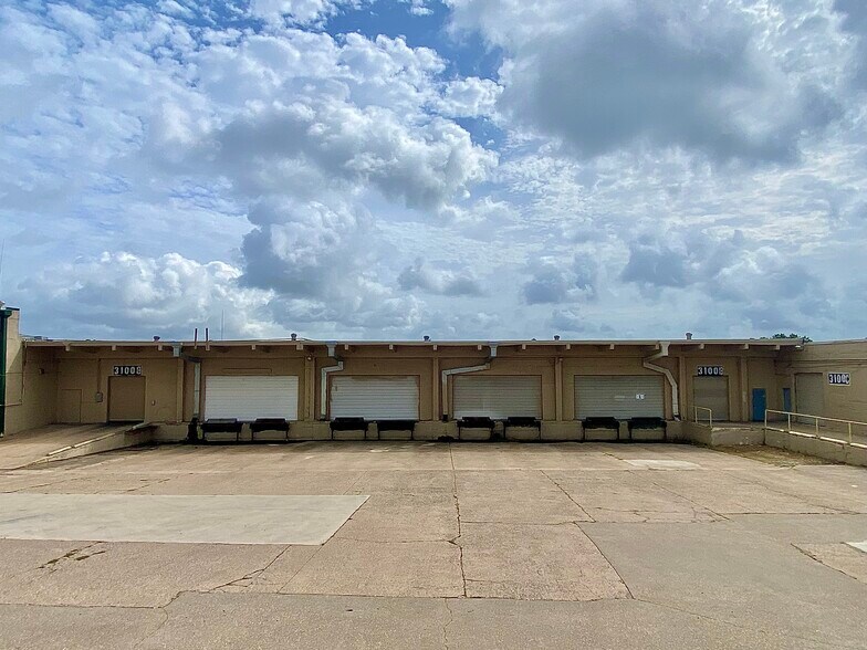 More Photos Of 3022 Franklin Ave, Waco Warehouse For Lease