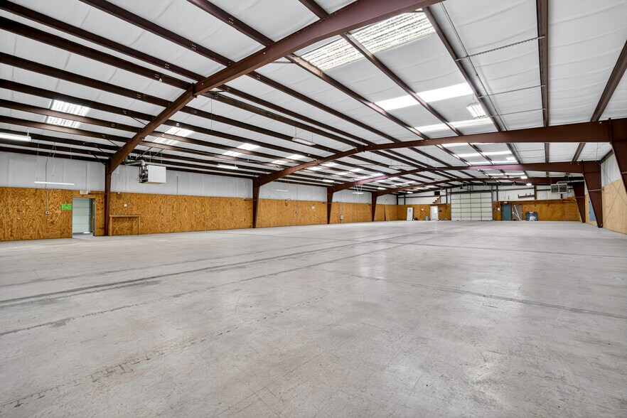 More Photos Of 6121 Highway 177, Shawnee Warehouse For Lease