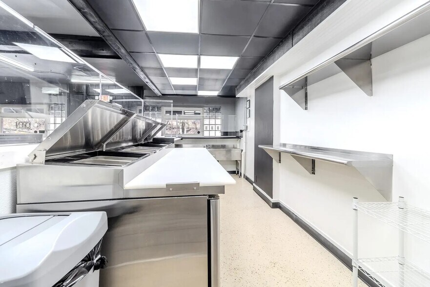 More Photos Of 825 5th Ave, East McKeesport Bar For Lease