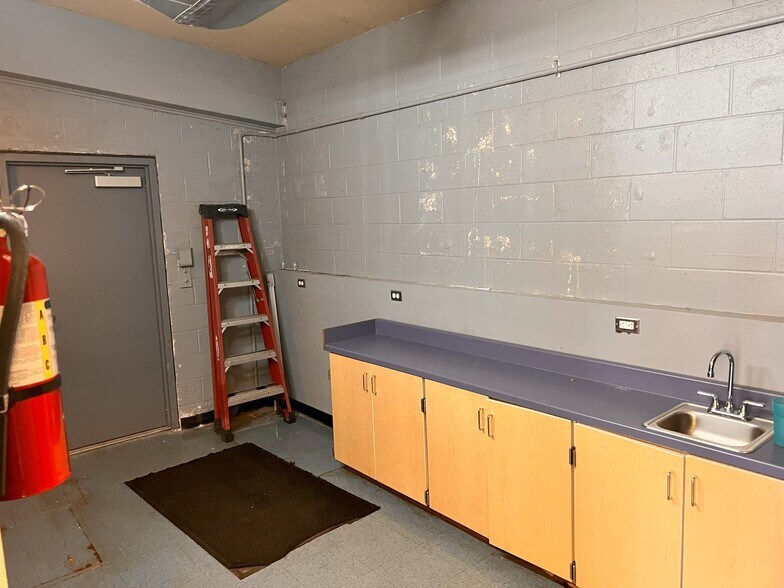 More Photos Of 580 Portland Ave, Gladstone Freestanding For Lease