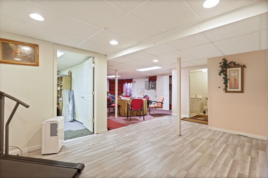 More Photos Of 2215 N Center Rd, Saginaw Office For Sale