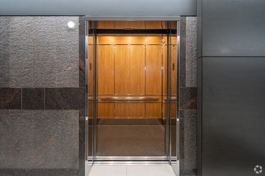 More Photos Of 777 Main St, Fort Worth Office For Lease