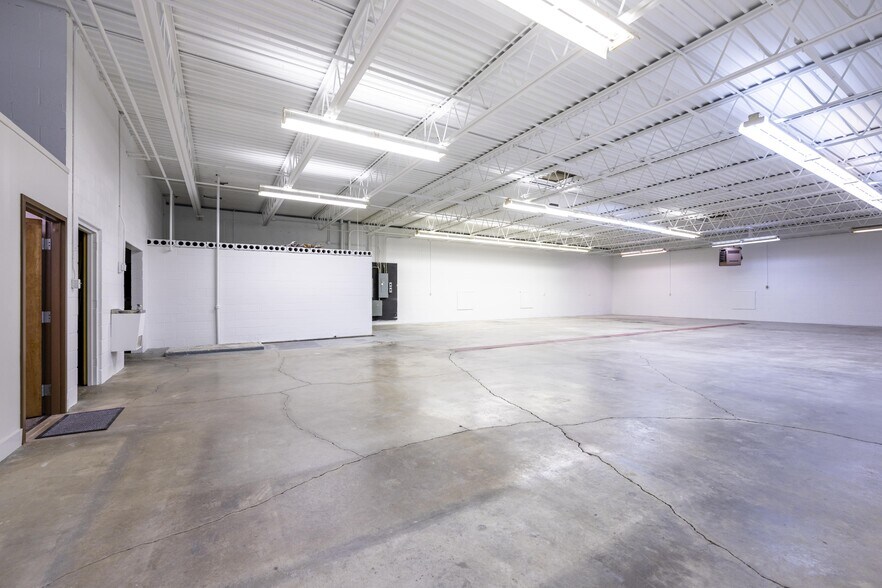 More Photos Of 1945 Southtown Blvd, Dayton Light Distribution For Lease