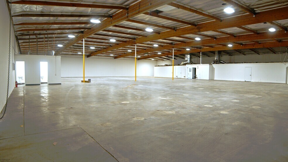 More Photos Of 7886 Deering Ave, Canoga Park Manufacturing For Lease