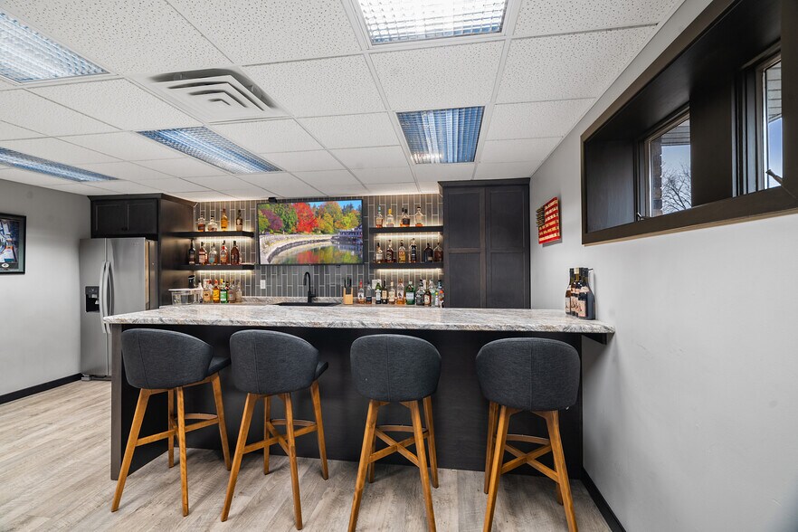 More Photos Of 812 Cormier Rd, Ashwaubenon Office For Lease