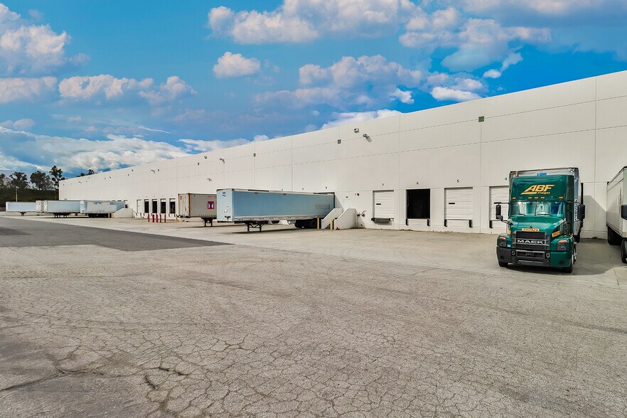 More Photos Of 28104-28144 Witherspoon Pky, Valencia Warehouse For Lease