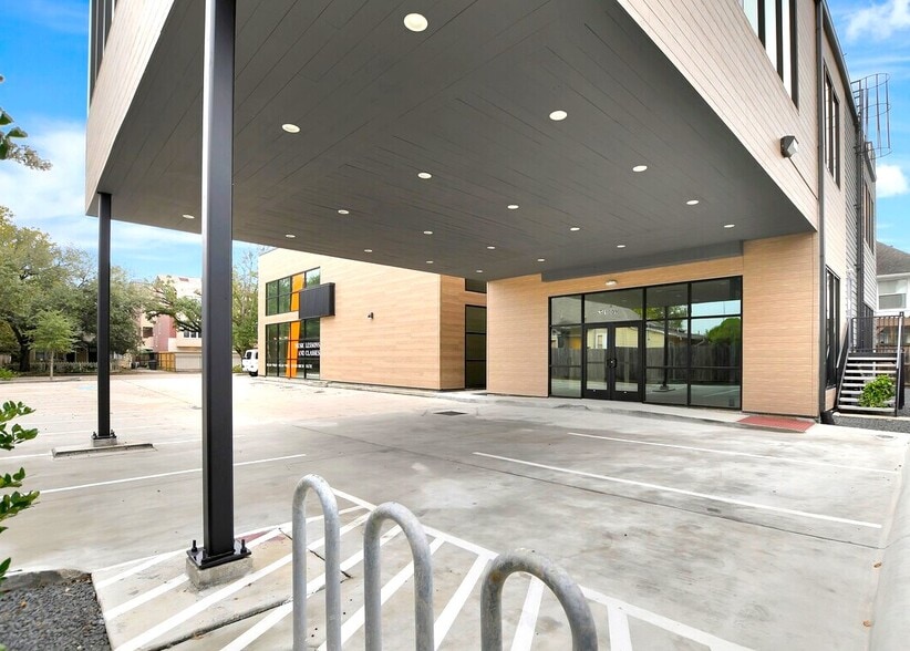More Photos Of 1009 Yale St, Houston Freestanding For Lease