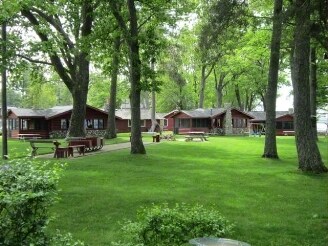 Primary Photo Of 127 Oneida Dr, Houghton Lake Hotel For Sale