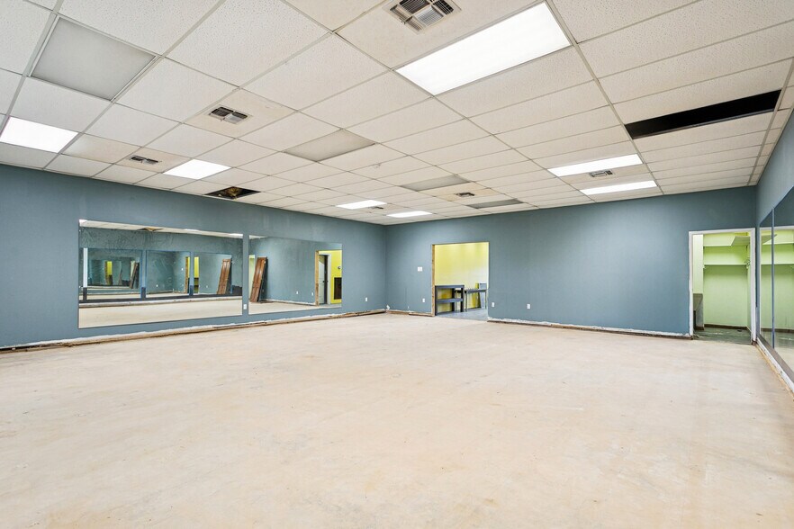 More Photos Of 19352 N 2nd St, Covington Storefront For Lease