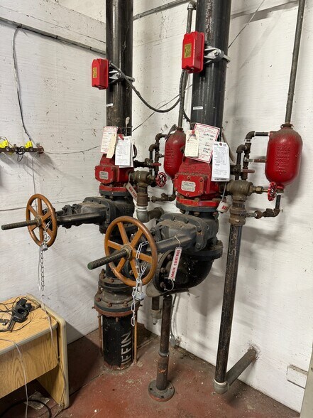 More Photos Of 1090 Shamrock Ave, Landrum Distribution For Sale