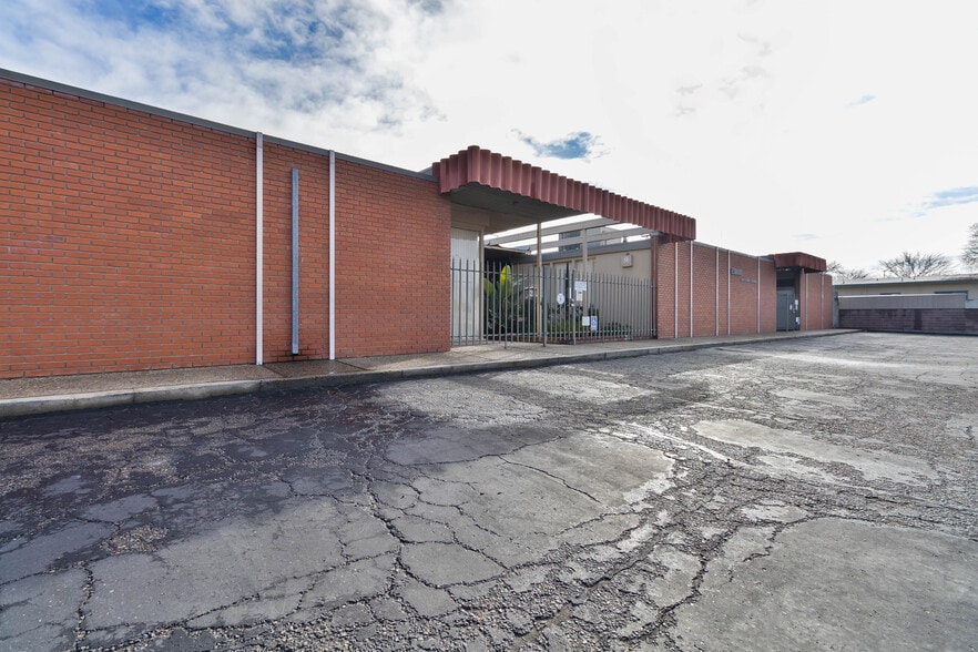 More Photos Of 1524 N West Ave, Fresno Office For Sale