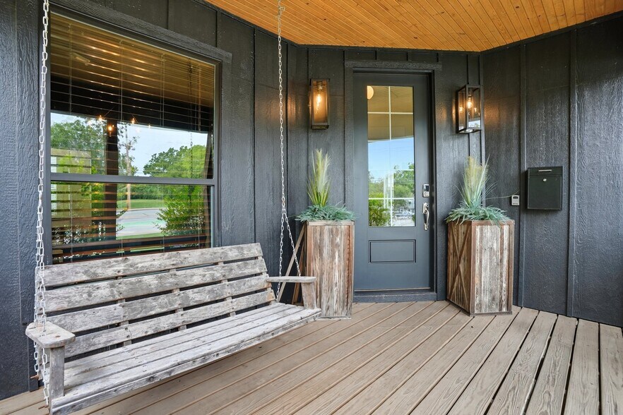 More Photos Of 924 S Main St, Broken Arrow Showroom For Sale