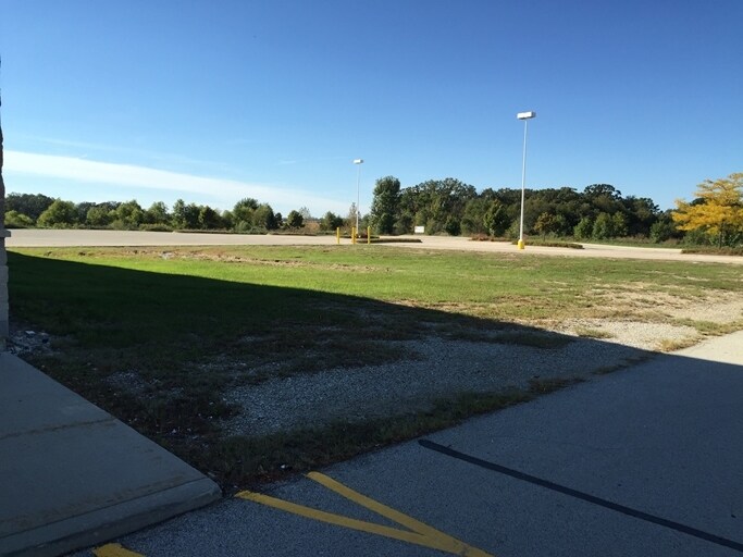 More Photos Of 2525 N Richmond Rd, Mchenry Storefront Retail Office For Lease