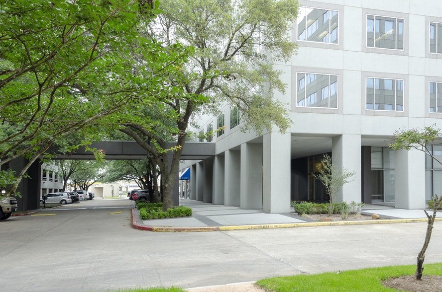 More Photos Of 25025 N I-45 Fwy, The Woodlands Office For Lease