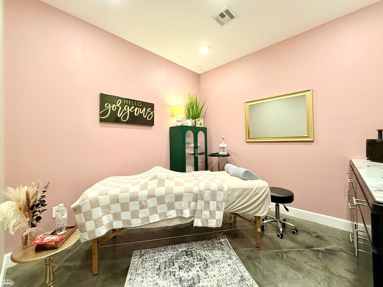 More Photos Of 1915 S Santa Fe Ave, Chanute Office For Sale