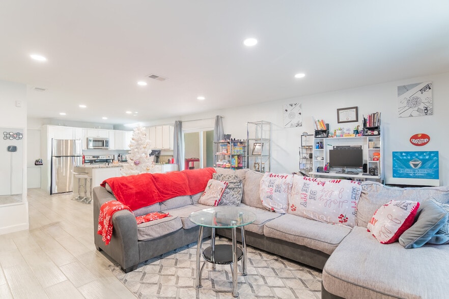 More Photos Of 2319 W Cannon Ter NW, Winter Haven Apartments For Sale