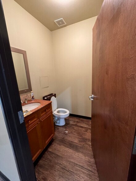 More Photos Of 8901 Governors Row, Dallas Distribution For Lease