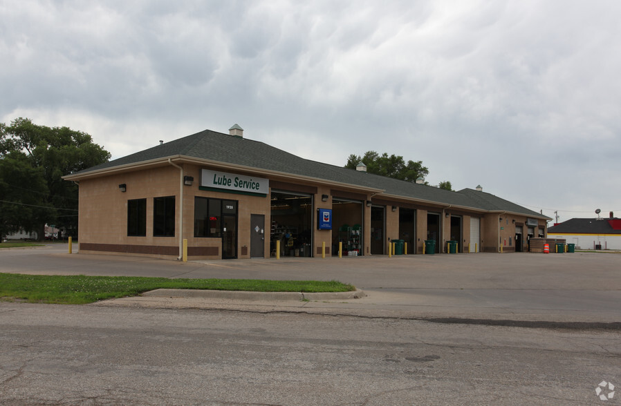 Primary Photo Of 1928 NW Topeka Blvd, Topeka Carwash For Sale