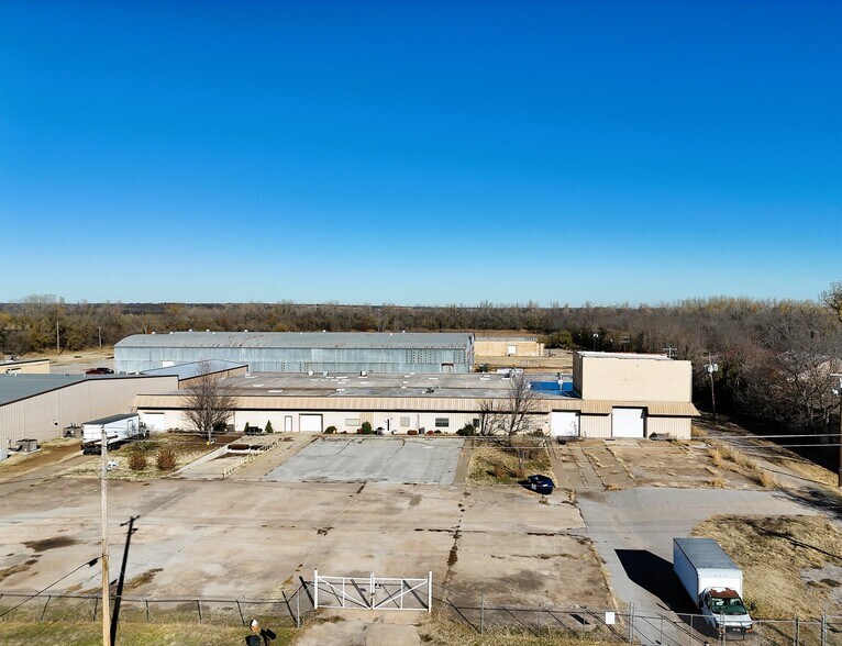 Primary Photo Of 326 W College Ave, Guthrie Manufacturing For Lease