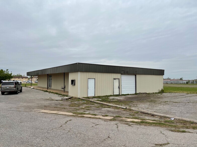 More Photos Of 805 NW 24th St, Moore Freestanding For Lease