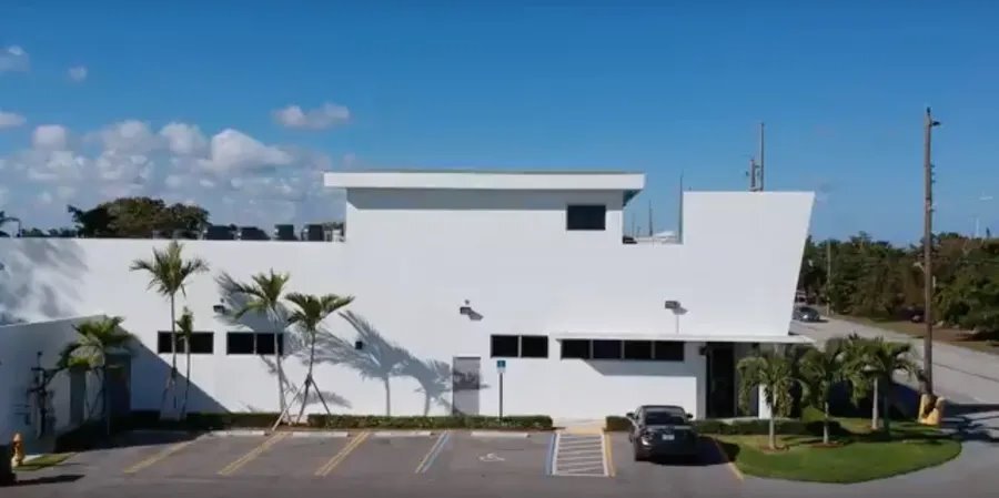 Primary Photo Of 520 S Dixie Hwy, Hallandale Beach Warehouse For Lease