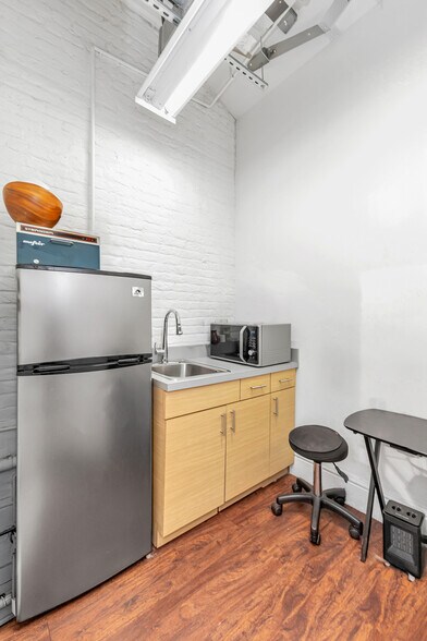 More Photos Of 120 W 25th St, New York Apartments For Lease