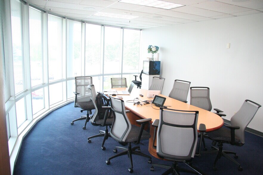 More Photos Of N28W23050 Roundy Dr, Pewaukee Office For Sale