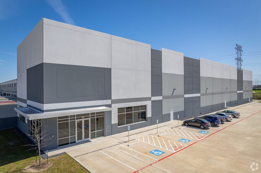 More Photos Of 525 S Cravens Rd, Missouri City Distribution For Lease