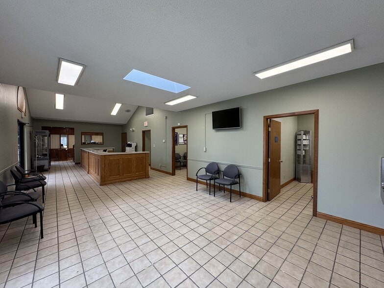 More Photos Of 915 N Main St, Bloomington General Retail For Sale