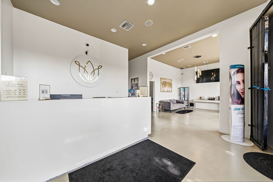 More Photos Of 351-353 S Robertson Blvd, Beverly Hills Storefront Retail Office For Lease
