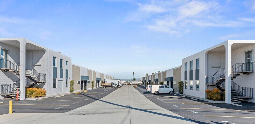 More Photos Of 1653-1679 E 28th St, Signal Hill Flex For Lease