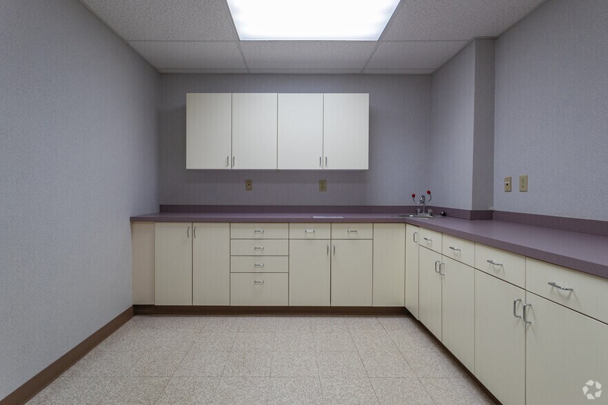 More Photos Of 6 Buttrick Rd, Londonderry Medical For Sale