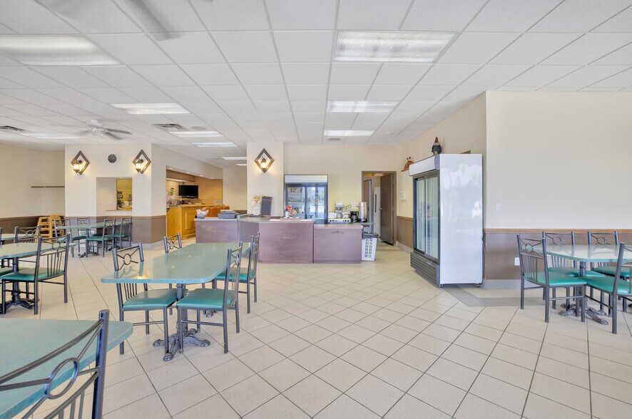 More Photos Of 1727 Division Rd N, Kingsville Restaurant For Sale