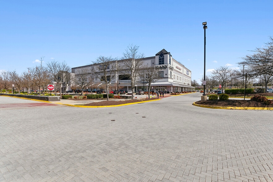 More Photos Of 12100-12220 W Fairfax Towne Center, Fairfax Unknown For Lease