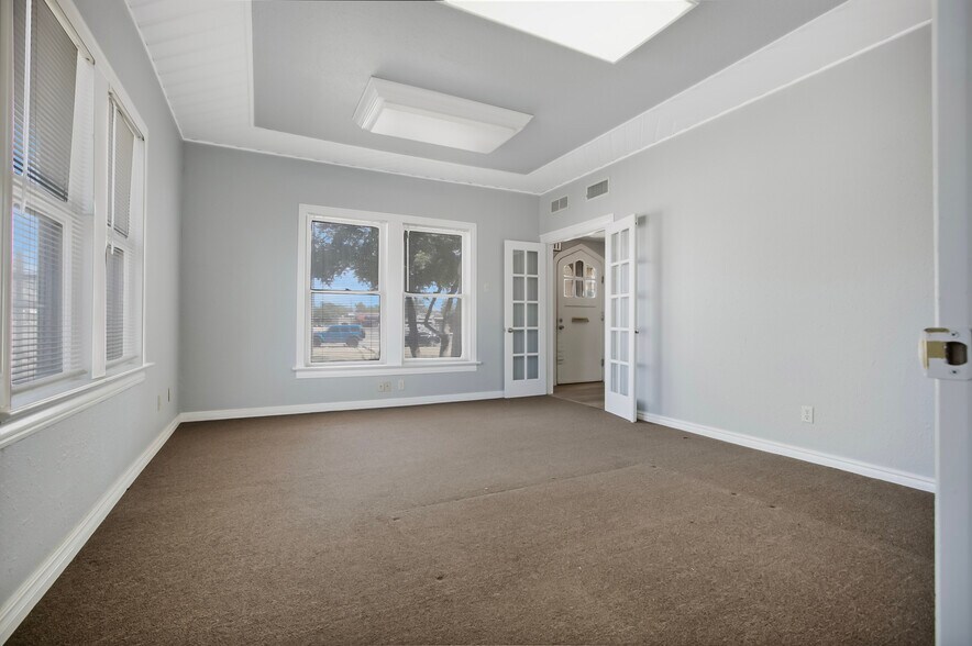 More Photos Of 2401 20th St, Lubbock Office Residential For Sale